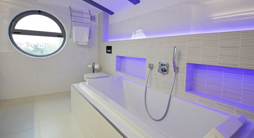 salle de bain contemporaine avec baignoire